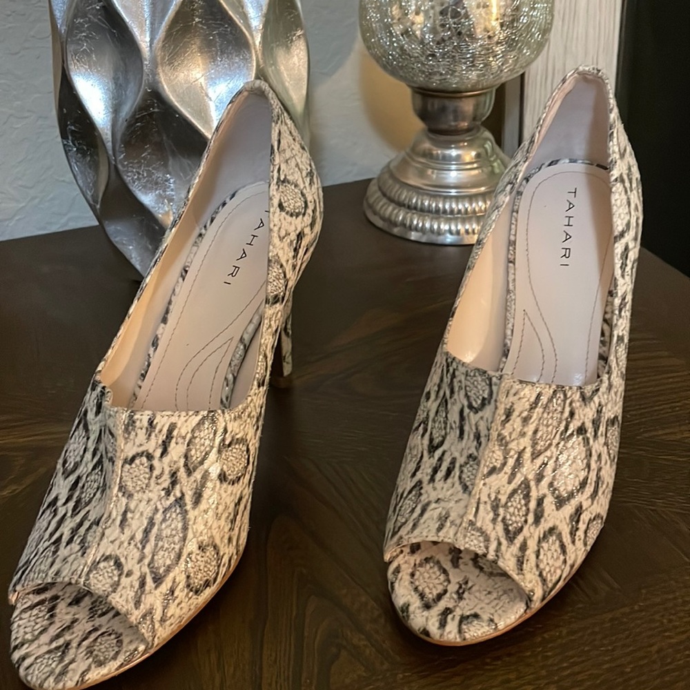 Tahari 'Walden' Peep Toe pump snake print Sz 8.5M